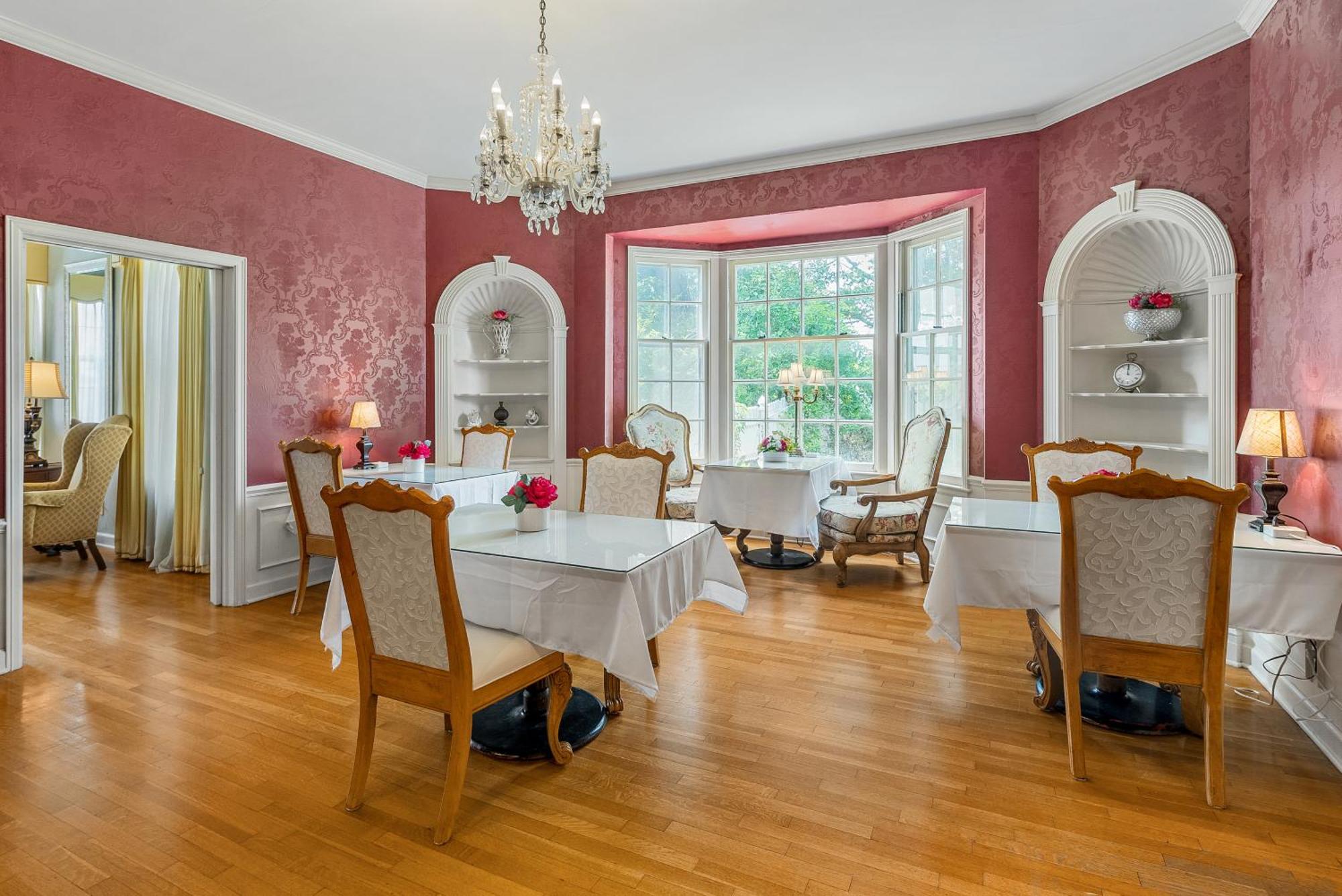 Beland Mansion-Blooming Garden Suite! Форт-Смит Экстерьер фото